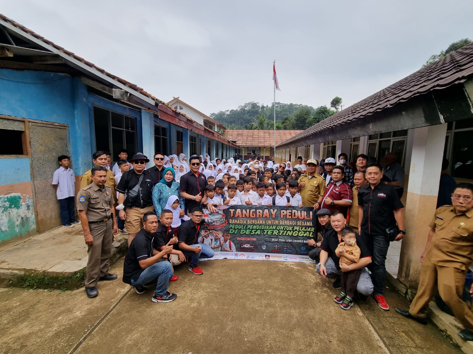 Gerakan Peduli Pendidikan Di Daerah Tertinggal id42ner (Toyota Fortuner Club Of Indonesia ) Chapter Tangerang Raya Adakan Kegiatan Sosial