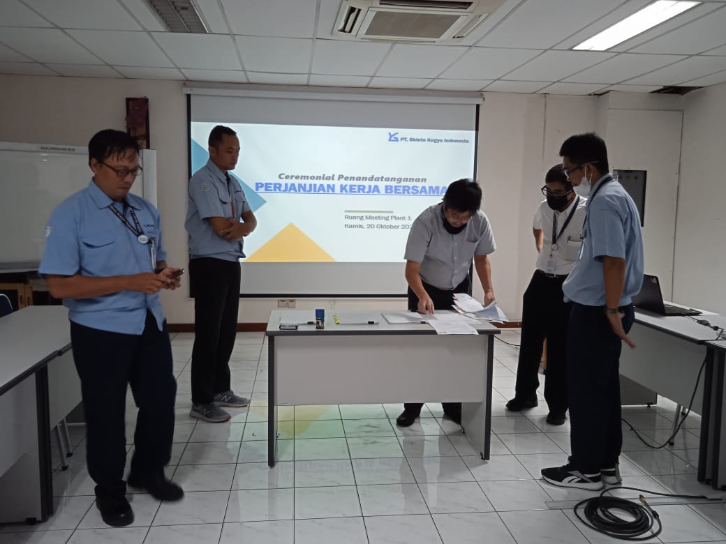 PUK SPAMK FSPMI PT. Shinto Kogyo Indonesia Bersama Pengusaha Tandatangani PKB Tanpa Omnibus Law