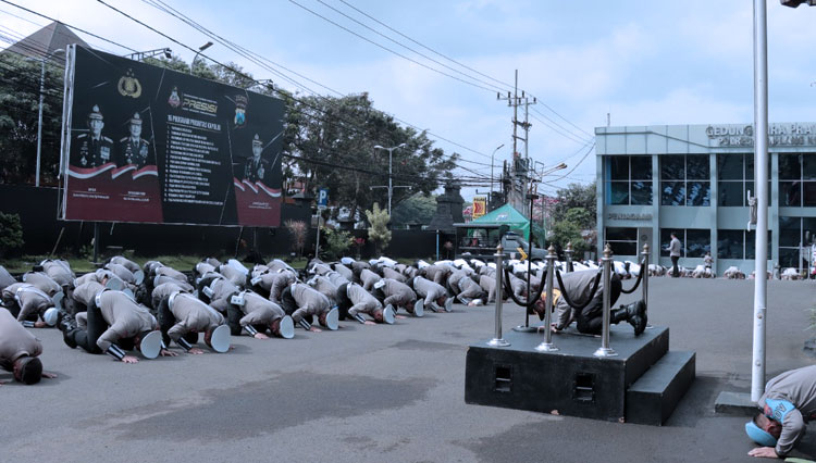 Minta Maaf Tragedi Kanjuruhan, Seluruh Personel Polresta Malang Bersujud Saat Apel
