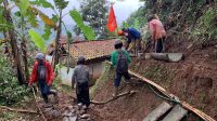 Partai Buruh Bersama Warga Membuat Saluran Air Untuk Pencegahan Longsor