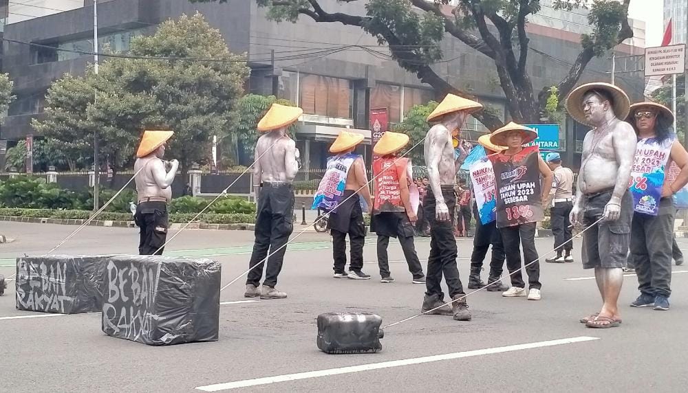 Teatrikal Buruh, Soal Upah Dan BBM, Juga Penderitaan Rakyat