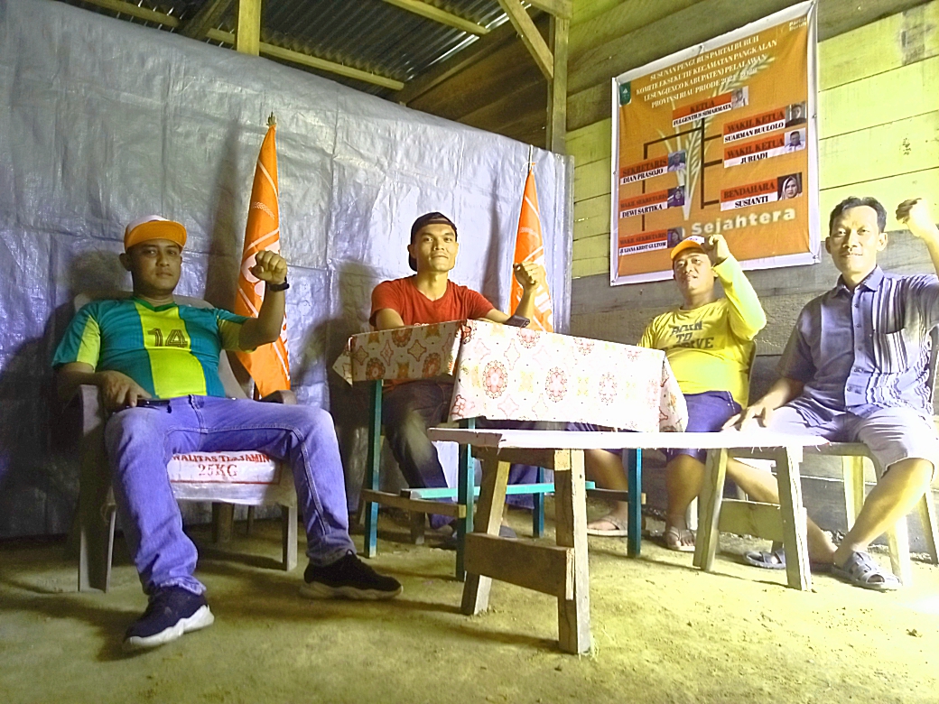 Exco Partai Buruh Pangkalan Lesung Adakan Gotong Royong