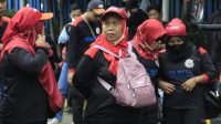 Emak-Emak dari Bekasi Antusias Ikuti Unjuk Rasa di Kemnaker RI