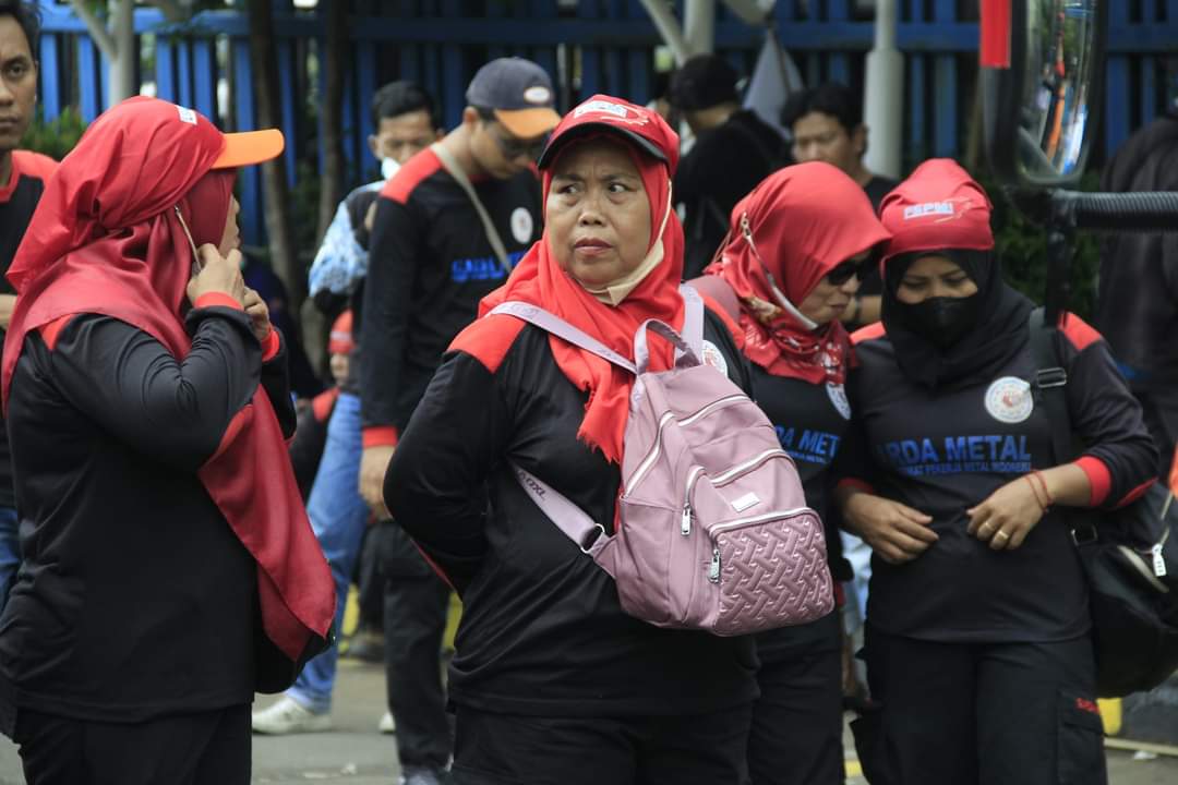 Emak-Emak dari Bekasi Antusias Ikuti Unjuk Rasa di Kemnaker RI