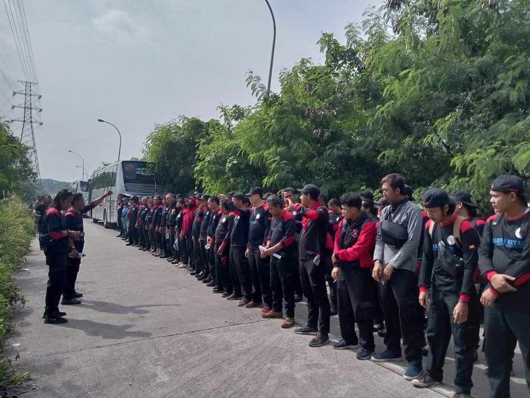 Ikuti Aksi Unjuk Rasa, Ratusan Garda Metal Bekasi Bertandang ke Bandung