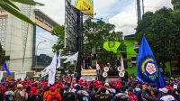 Tuntut Segera Diputuskannya Upah 2023, Buruh Berunjuk Rasa di Depan Disnaker Kota Bekasi