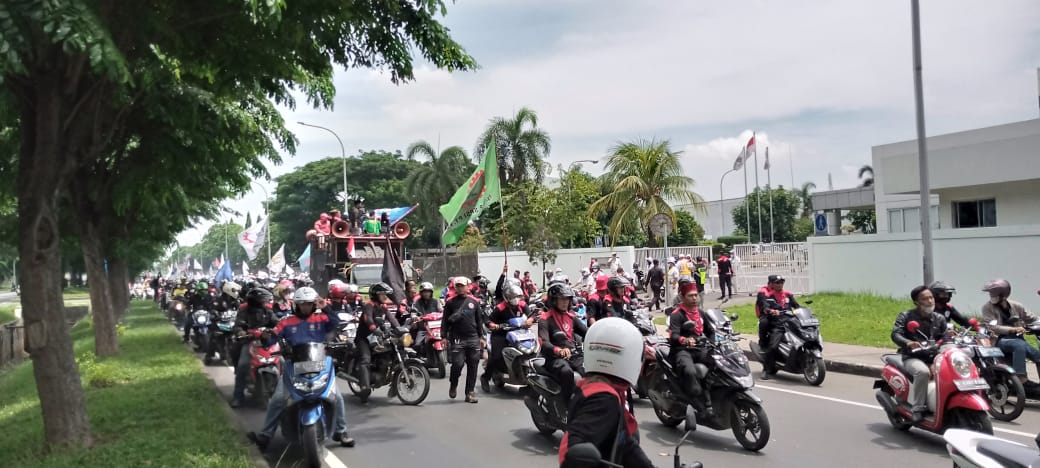 Gagal Temui Kadisnaker Kabupaten Bekasi, Massa Buruh MM2100 Long March Keliling Kawasan
