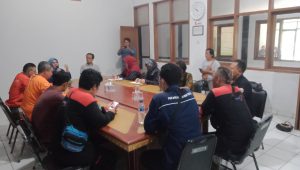 Perwakilan massa aksi di dalam kantor Disnakertrans Purwakarta saat beraudiensi dengan Sekretaris Disnakertrans Purwakarta 