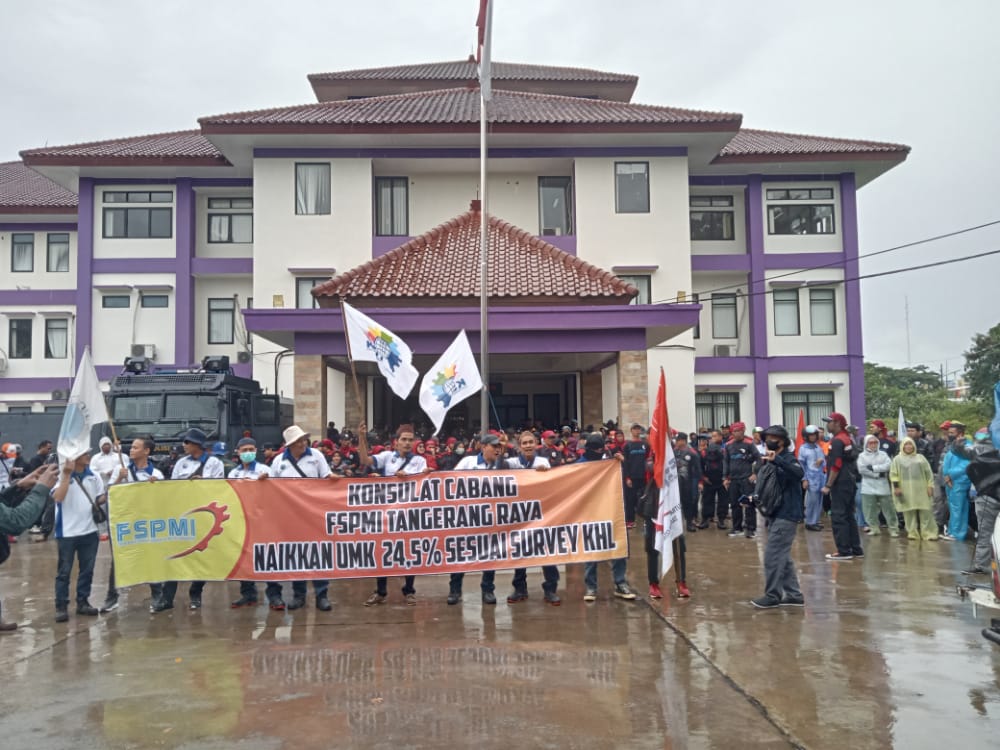 Buruh Tangerang Geruduk Disnaker Kabupaten Tangerang, Wawaftahni: 3 Tahun Upah Tidak Naik, Wajar Kami Minta Kenaikan Upah 24,50%