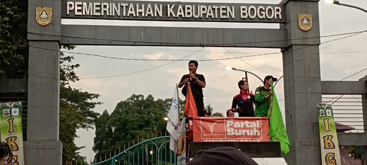 Buruh Geram, Terlihat Asap Mengepul di Gerbang Bupati Bogor