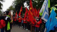 Ribuan Buruh Cimahi Geruduk DPRD (15/11/2022)
