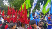 Ribuan Buruh Demo di DPRD Kota Cimahi, Ini 3 Tuntutan Mereka