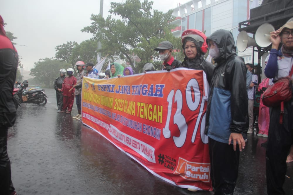 Buruh di Jawa Tengah Tuntut Kenaikan Upah Minimum 2023 Sebesar 13% Kepada Gubernur Ganjar Pranowo