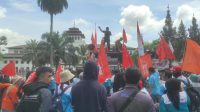 Ribuan Buruh Kepung Kantor Gubernur Jawa Barat