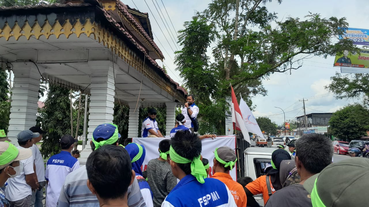 Aksi Mogok Kerja Hari Ke-2 Buruh PT SMA Geruduk Kantor Bupati, Wardin : Copot Mediator Disnaker