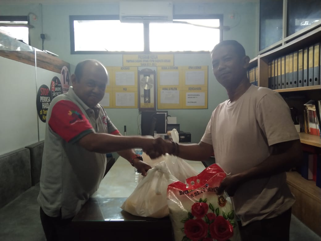 PC SPAMK FSPMI Bekasi Berikan Sembako Untuk Pengurusnya