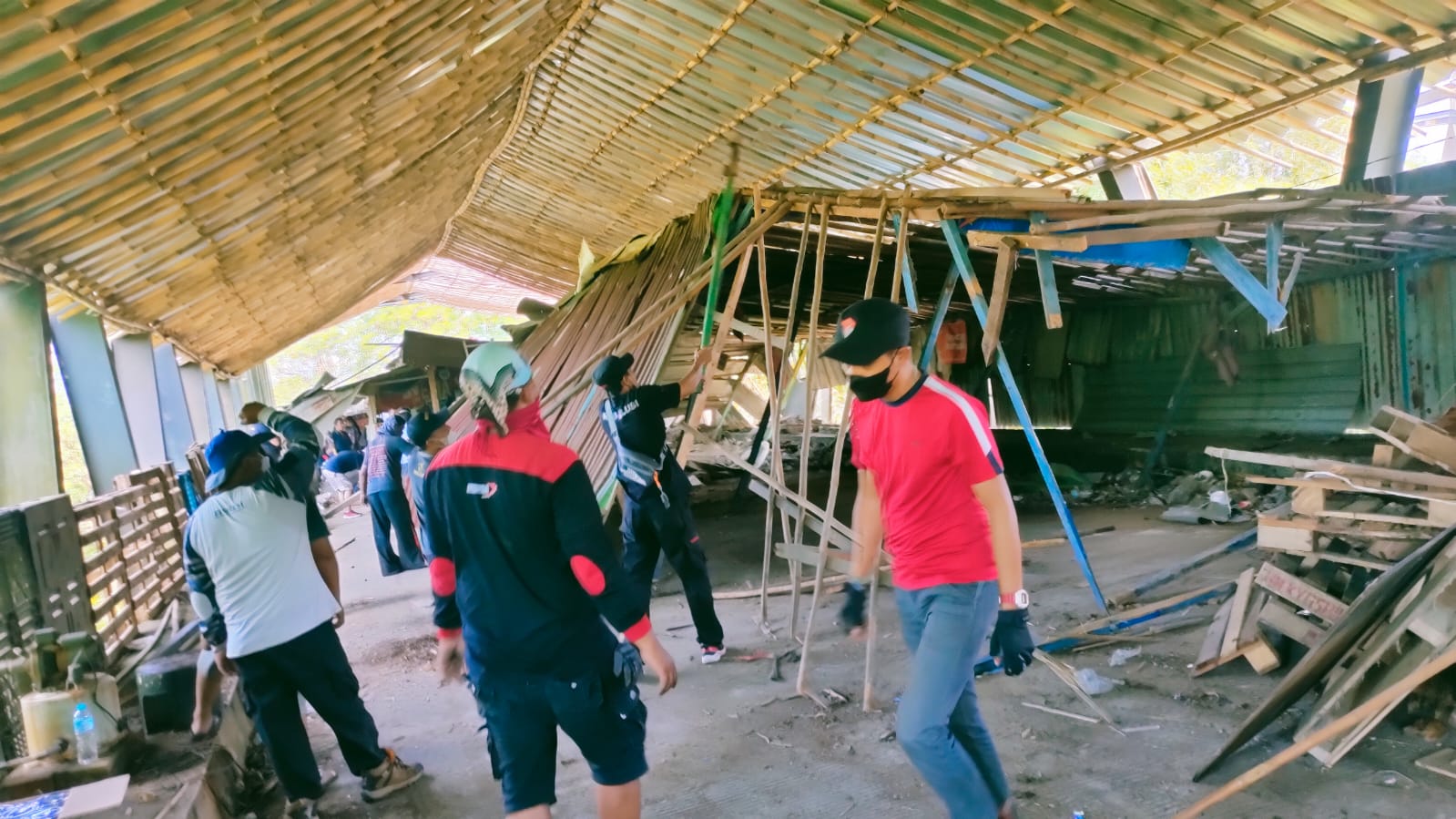 Garda Metal Bekasi Adakan Kerja Bakti Renovasi Omah Buruh