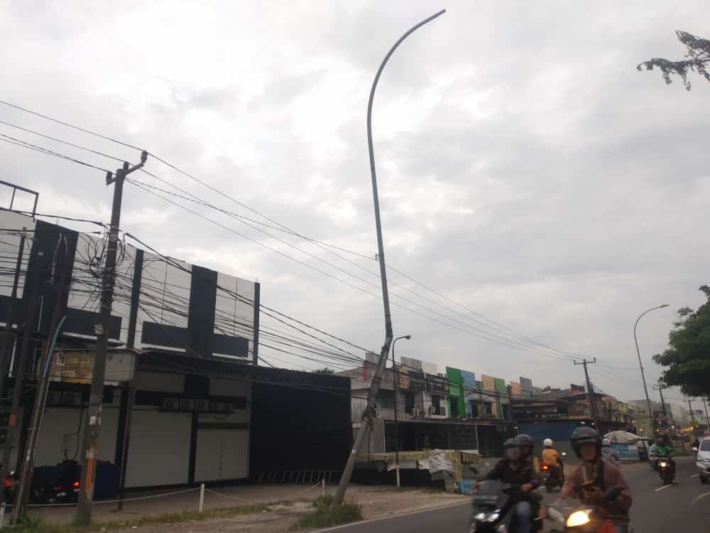 Tiang Lampu Jalan di Kalimalang Nyaris Ambruk, Warga Dihimbau Waspada