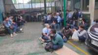 Berkumpul Depan Loby Perusahaan, Anggota PUK SPL FSPMI PT Asianet Spring Indonesia Tunggu Hasil Perundingan Upah 2023