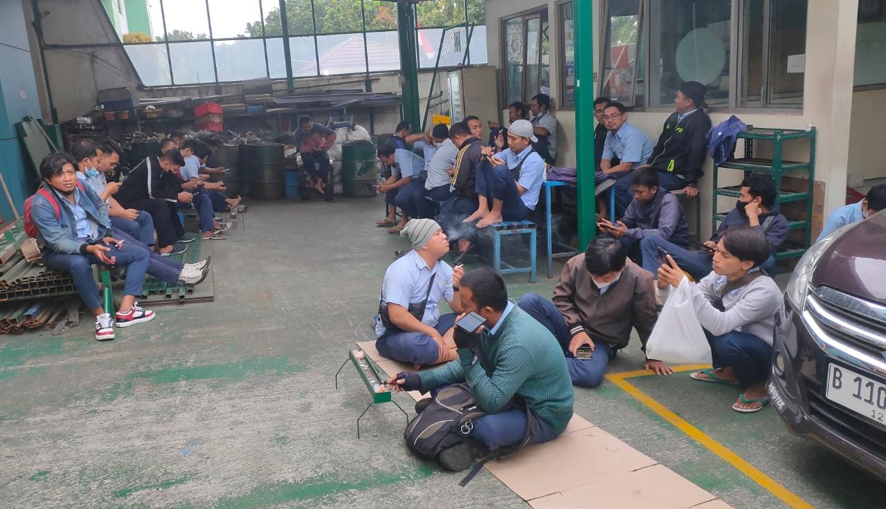 Berkumpul Depan Loby Perusahaan, Anggota PUK SPL FSPMI PT Asianet Spring Indonesia Tunggu Hasil Perundingan Upah 2023