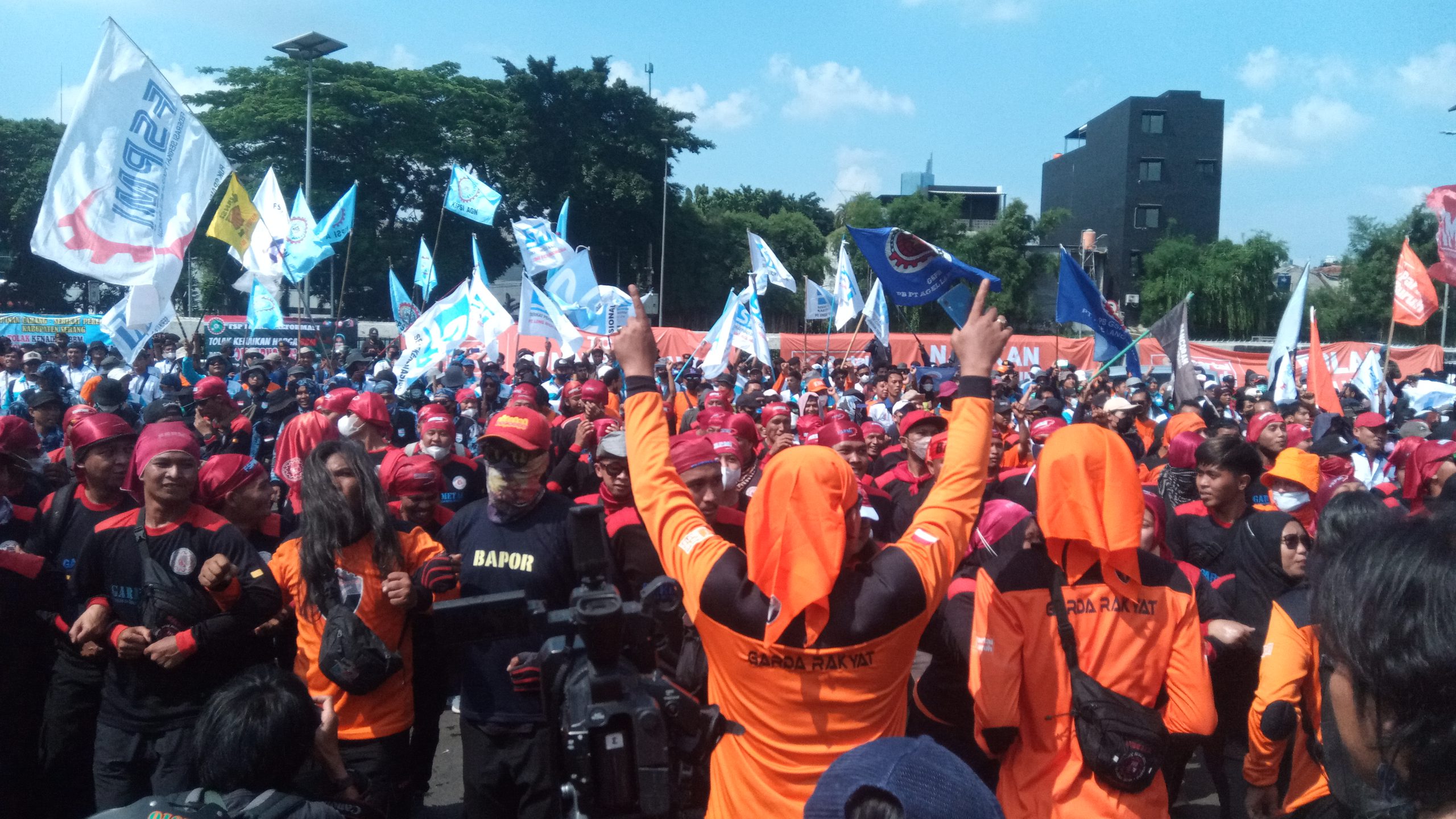 Perppu Cipta Kerja: Buruh Tersudut, Oligarki Tepuk Riuh