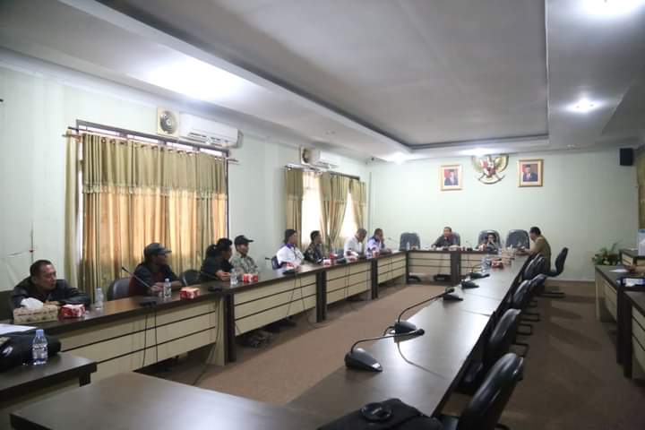 Pengurus KC FSPMI Rohul mendampingi sejumlah pekerja PT. SJI Kota Lama, saat agenda hearing bersama dengan Komisi III DPRD Rohul di Pasir Pangaraian. Foto : Istimewa.