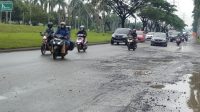 Buruh Bekasi Dihantui Rasa Cemas Akibat Jalan Berlubang yang Tak Kunjung Ada Perbaikan Buruh Bekasi Dihantui Rasa Cemas Akibat Jalan Berlubang yang Tak Kunjung Ada Perbaikan