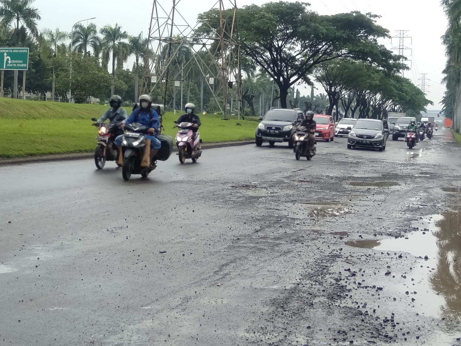 Buruh Bekasi Dihantui Rasa Cemas Akibat Jalan Berlubang yang Tak Kunjung Ada Perbaikan