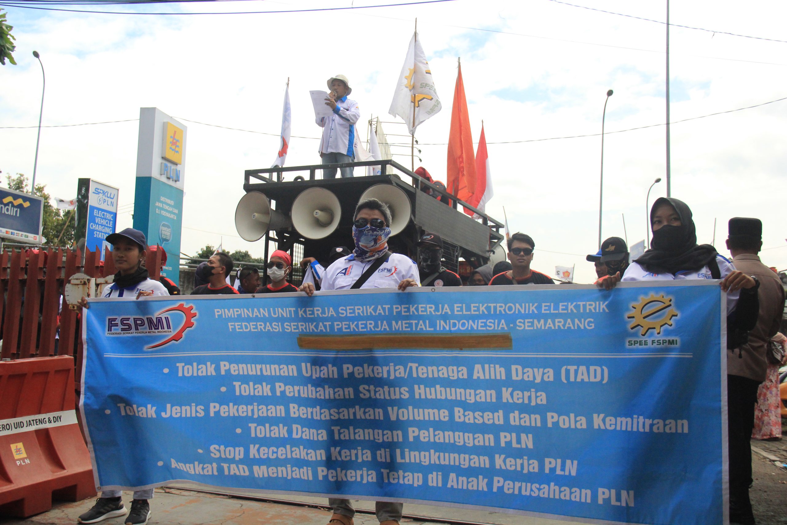 Aksi Solidaritas FSPMI Jawa Tengah, Soroti Masalah Pengupahan Hingga Dana Talangan Pekerja TAD PLN