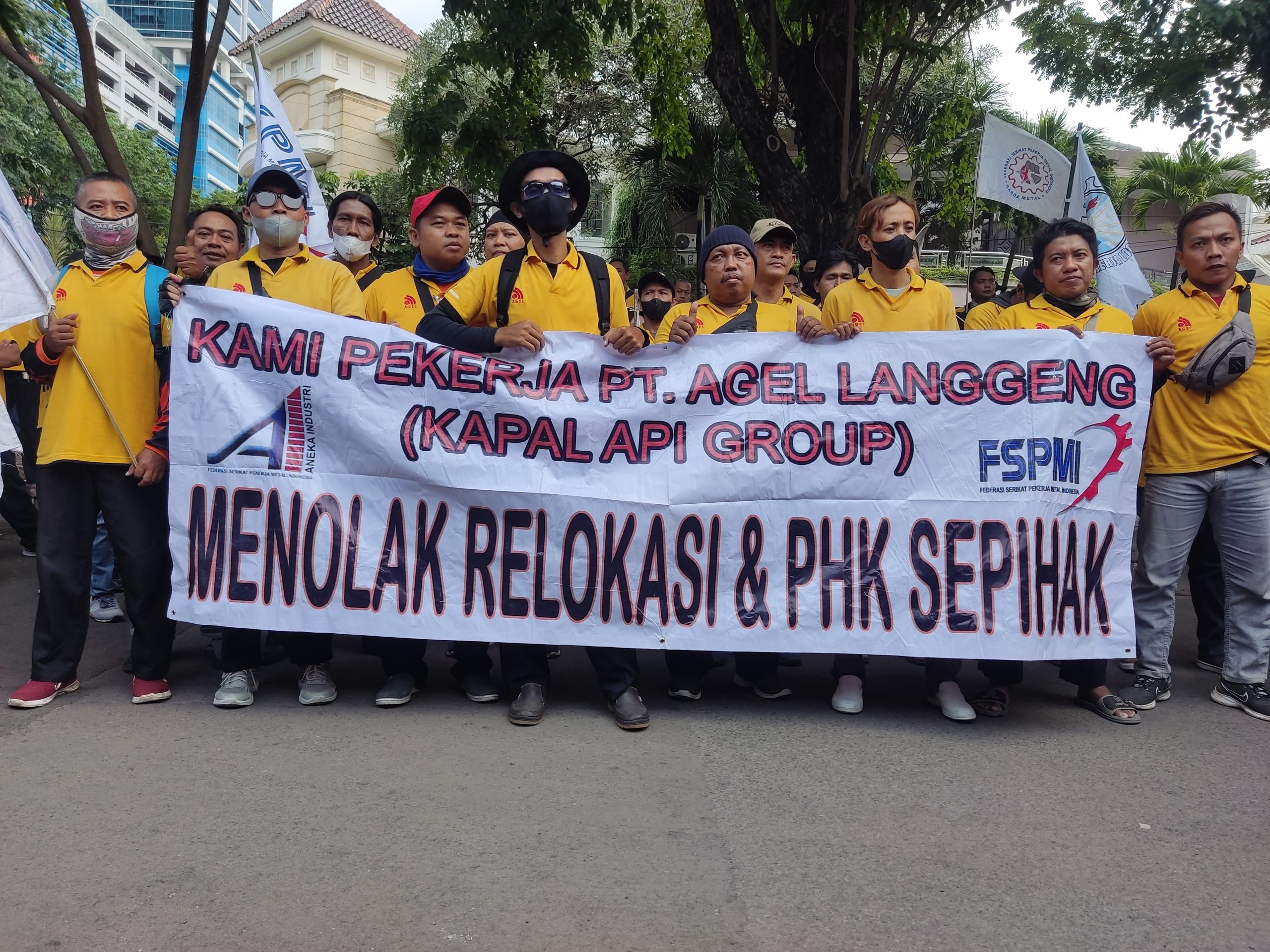 Aksi Lanjutan Buruh PT. Agel Langgeng Pasuruan di Kediaman Owner Perusahaan