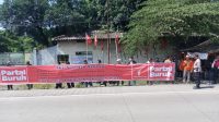 Exco Partai Buruh Kabupaten Tegal Bentangkan Spanduk Tolak Perppu Cipta Kerja Disahkan