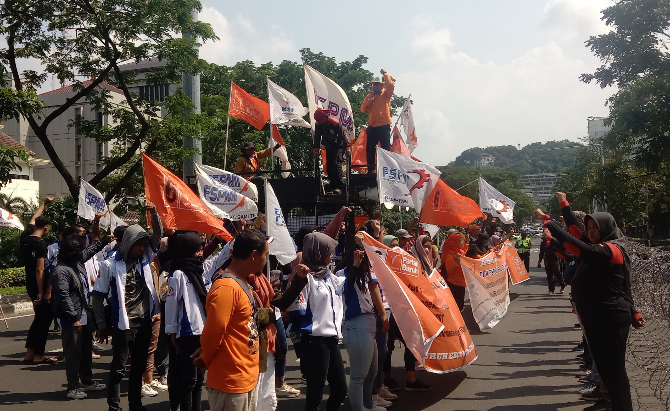 Aksi Unjuk Rasa Serentak Juga Digelar Hari Ini di Depan Kantor DPRD Provinsi Jawa Tengah