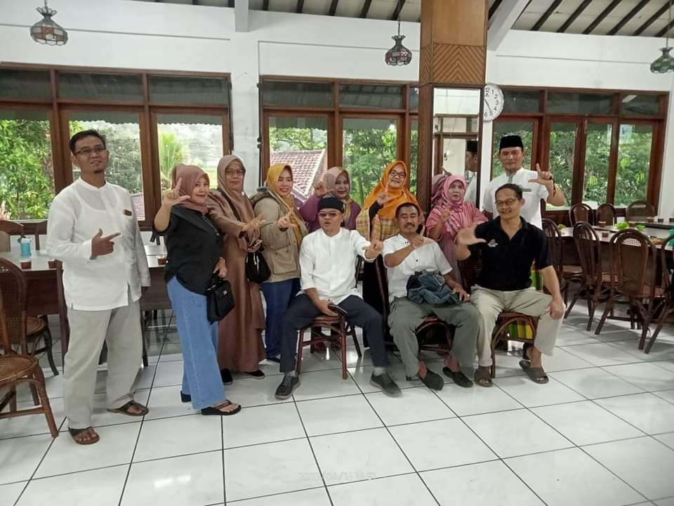 Calon DPD RI A. Taupik Hidayat Hadiri Reuni SMP Negeri Malangbong