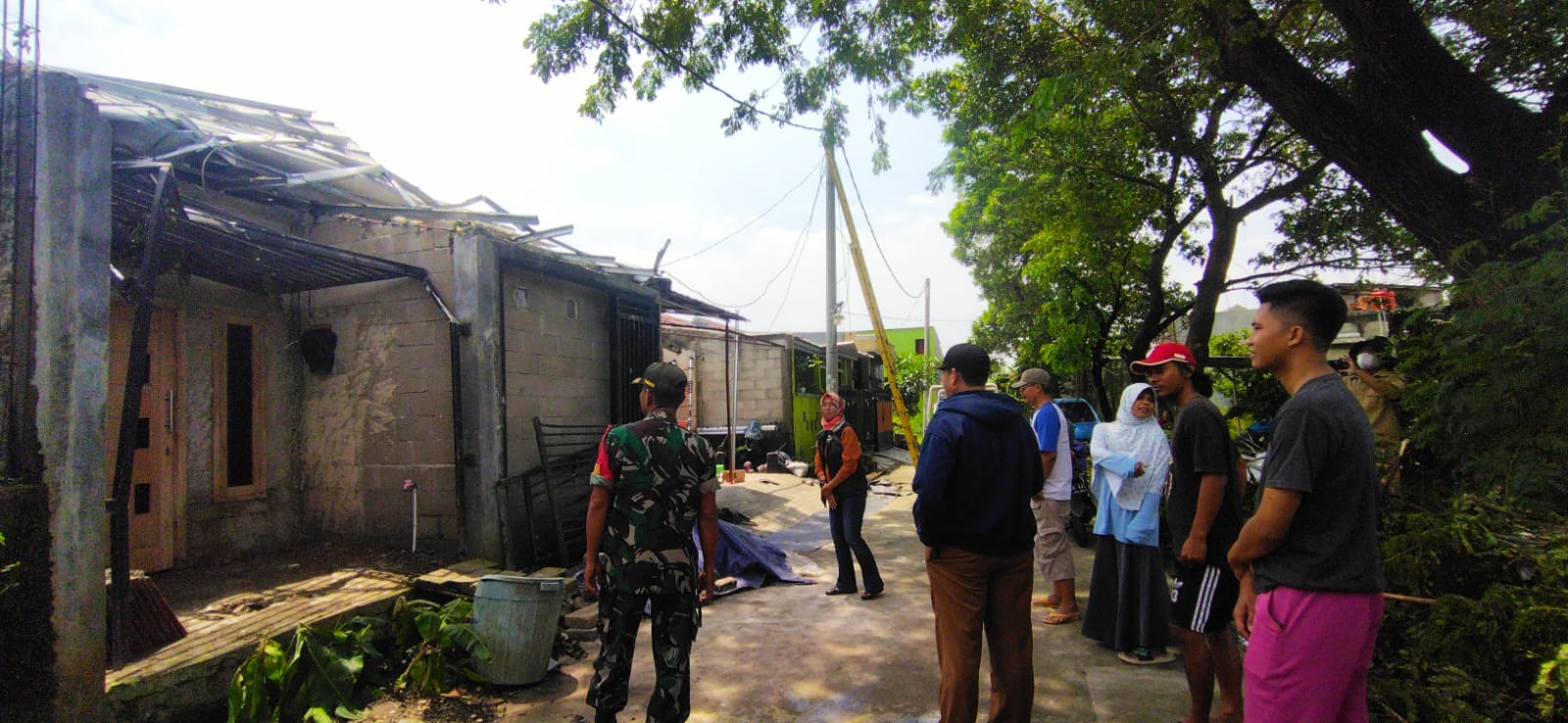 Kepala Desa Sumber Jaya Kunjungi Lokasi Bencana Hujan dan Angin Kencang