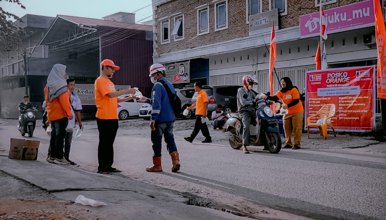 Tebar Keberkahan Ramadan, Exco Partai Buruh Kabupaten Pelalawan Berbagi Takjil