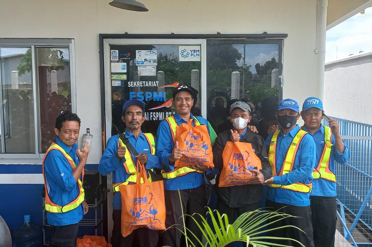 PUK SPAI FSPMI PT TTLC Nasmoco Transport Bagikan Bingkisan Lebaran untuk Anggota