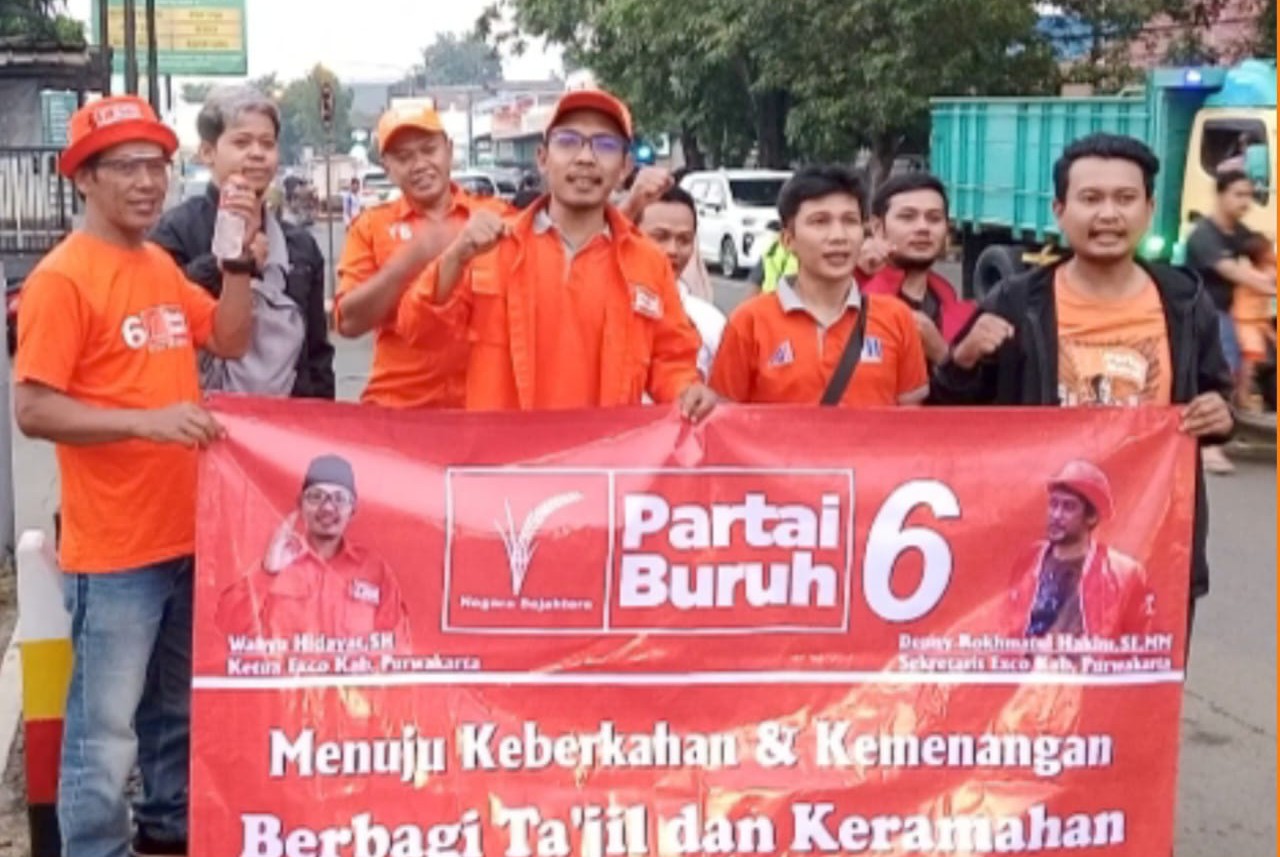 Mengurangi Kesedihan Dan Menambah Kebahagiaan Antar Sesama, Partai Buruh Purwakarta Berbagi Takjil