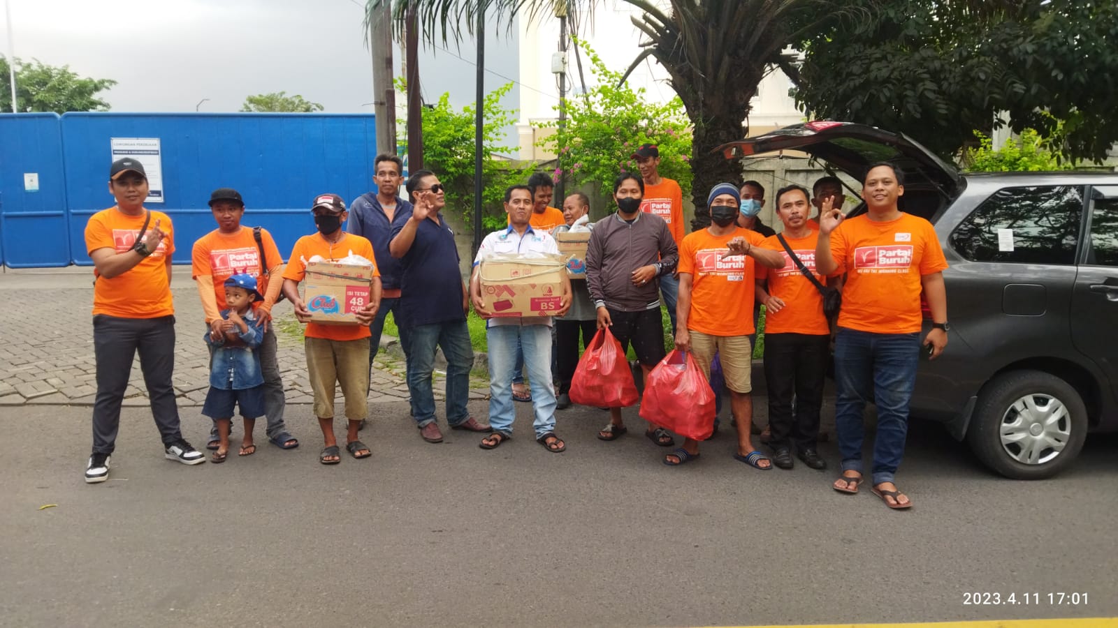 Posko Orange Surabaya Sebarkan Berkah Dengan Berbagi Takjil