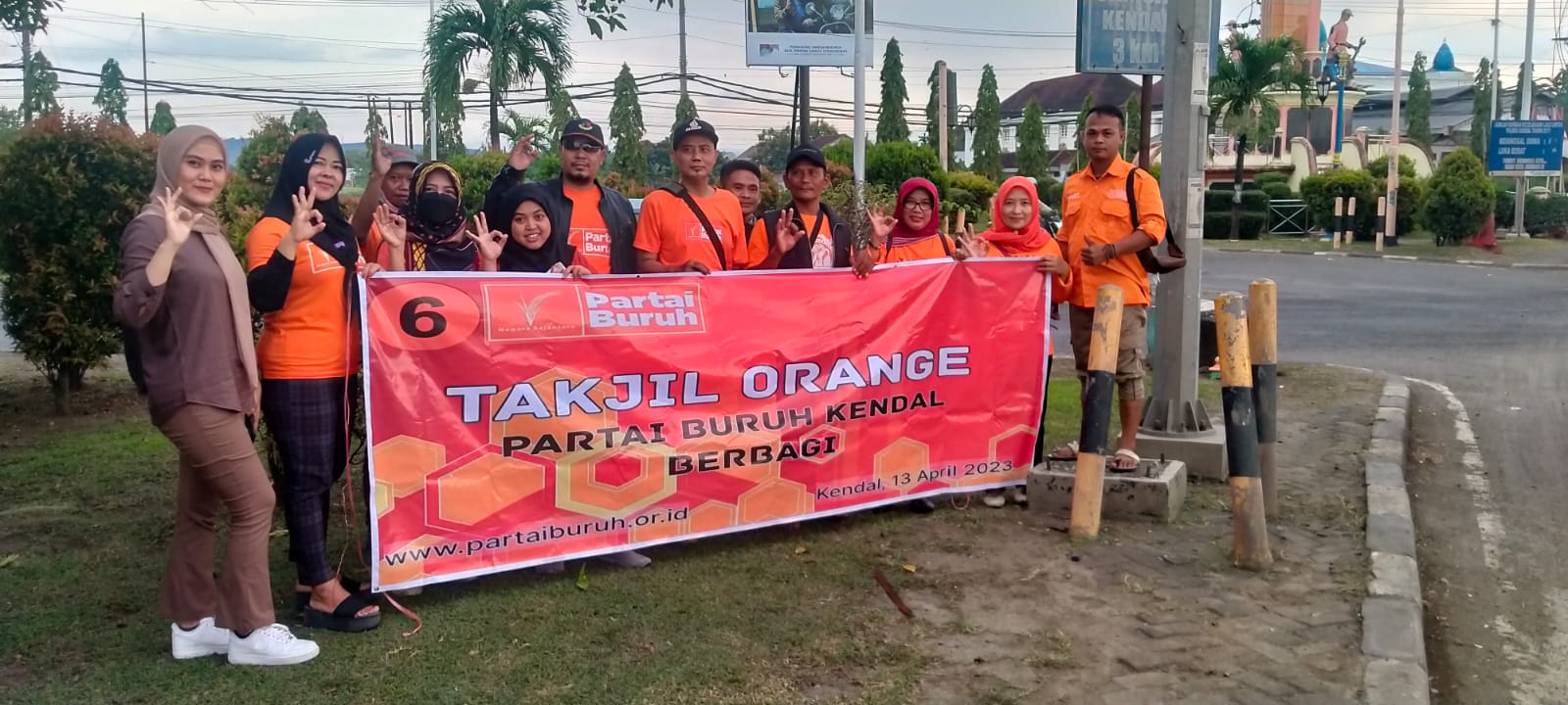 Pembagian Takjil Partai Buruh Kendal Bertajuk “ Takjil Orange, Partai Buruh Kendal Berbagi”