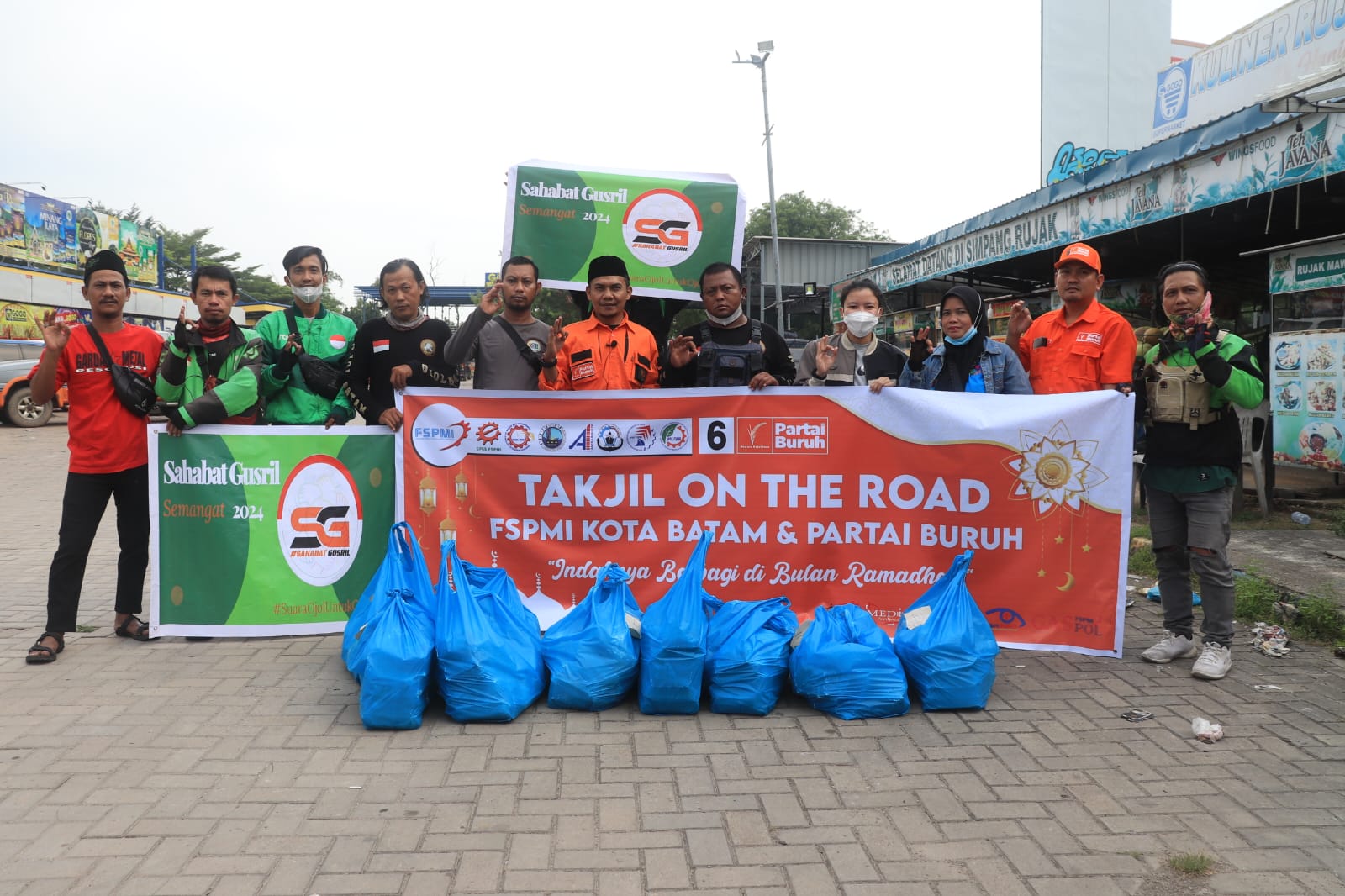 Takjil On The Road FSPMI dan Partai Buruh di Simpang Seraya Atas