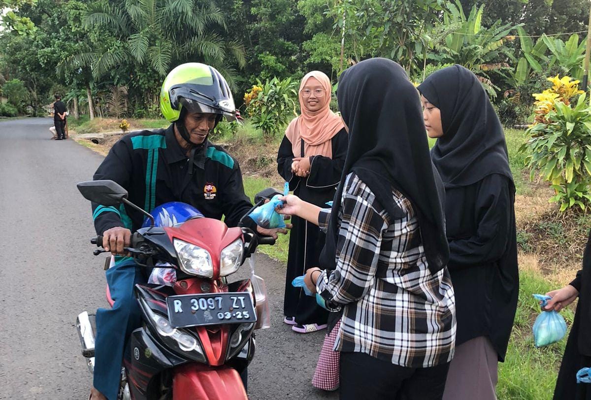 Forum 0502 & Karang Taruna Binatama Bagi-bagi Takjil Bersama