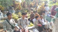 Tradisi Ziarah Kubur Saat Idul Fitri Untuk Mendoakan Para Leluhur