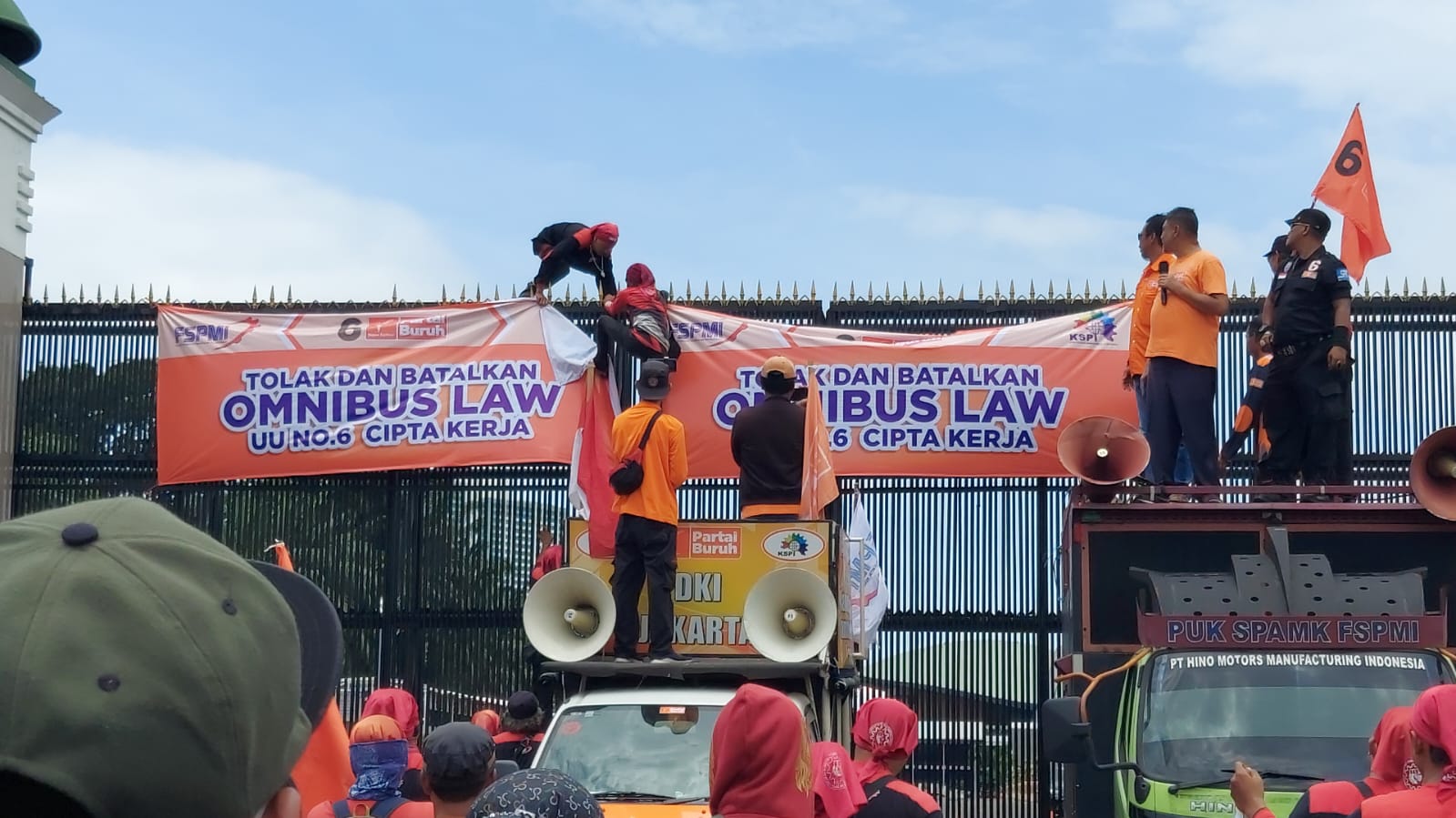Buruh Bogor Ramaikan Aksi Tolak UU Omnibus Law di DPR hari ini