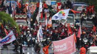 20 Ribu Buruh Mulai Longmarch Menuju Kantor Pemprov Jawa Timur 20 Ribu Buruh Mulai Longmarch Menuju Kantor Pemprov Jawa Timur