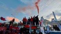 Ribuan Buruh Se-Jatim Kepung Kantor Gubernur Rayakan May Day 2023 Ribuan Buruh Se-Jatim Kepung Kantor Gubernur Rayakan May Day 2023