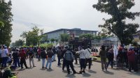 Diduga Mem-PHK 40 Pekerja, Buruh Bekasi Gelar Aksi Solidaritas di Depan PT. IPC