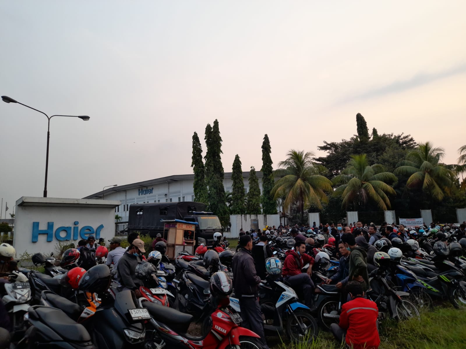 Ratusan Buruh Bekasi Datang Bersolidaritas ke PUK SPEE FSPMI PT. Haier Electrical Appliances Indonesia