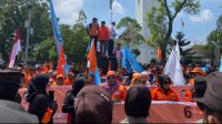 Mayday Medan, Partai Buruh Sumut Serukan 9 Tuntutan Hingga Kasih Bunga ke Kapolrestabes Medan