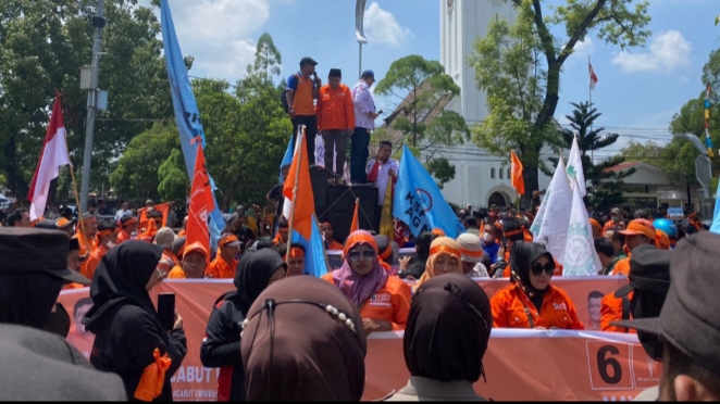 Mayday Medan, Partai Buruh Sumut Serukan 9 Tuntutan Hingga Kasih Bunga ke Kapolrestabes Medan