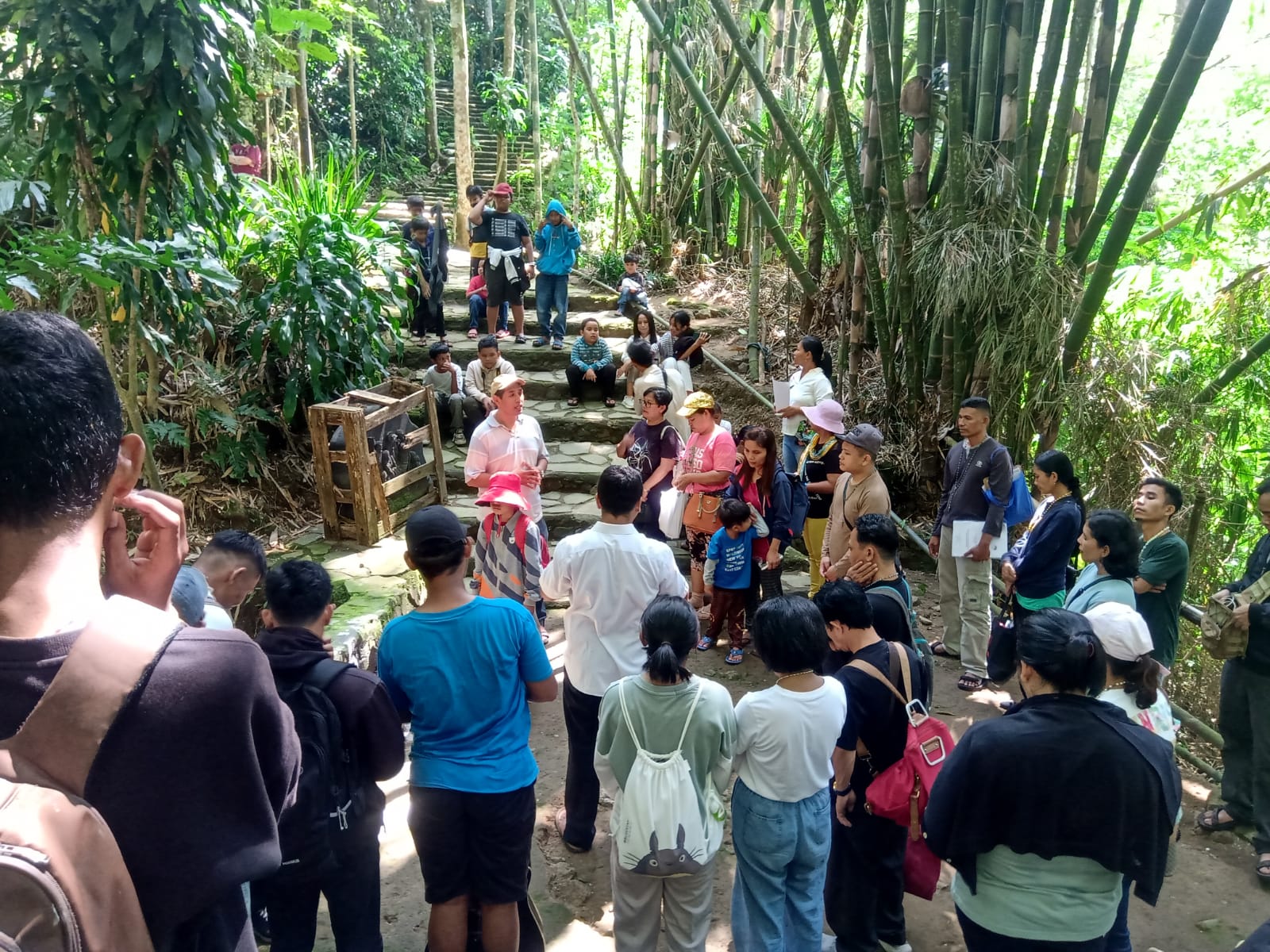 Lingkungan Santo Agustinus Cikarang Adakan Ziarah Rekreasi ke Gua Maria Kuningan